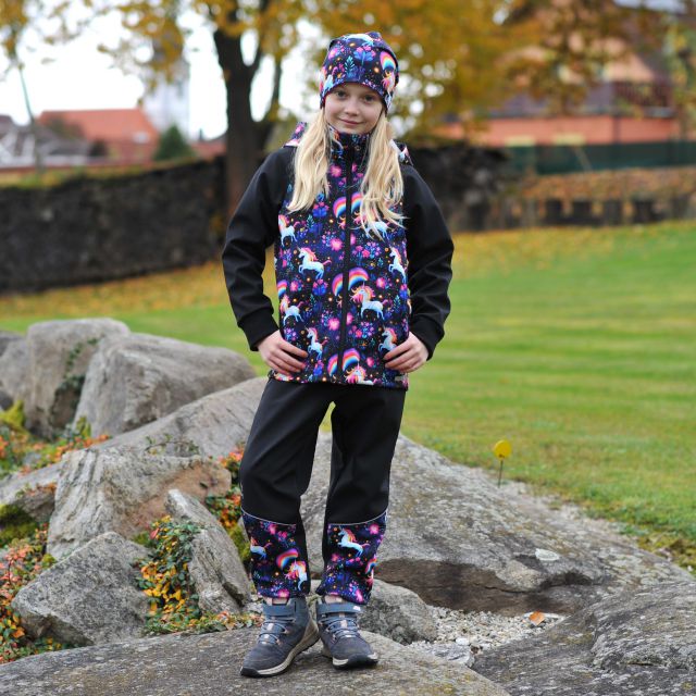 Zimní softshellové kalhoty černé s přestřižením barevný jednorožec - klasický střih vel. 92